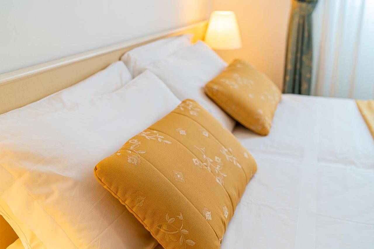 Hotel Karinzia กาออร์เล ภายนอก รูปภาพ