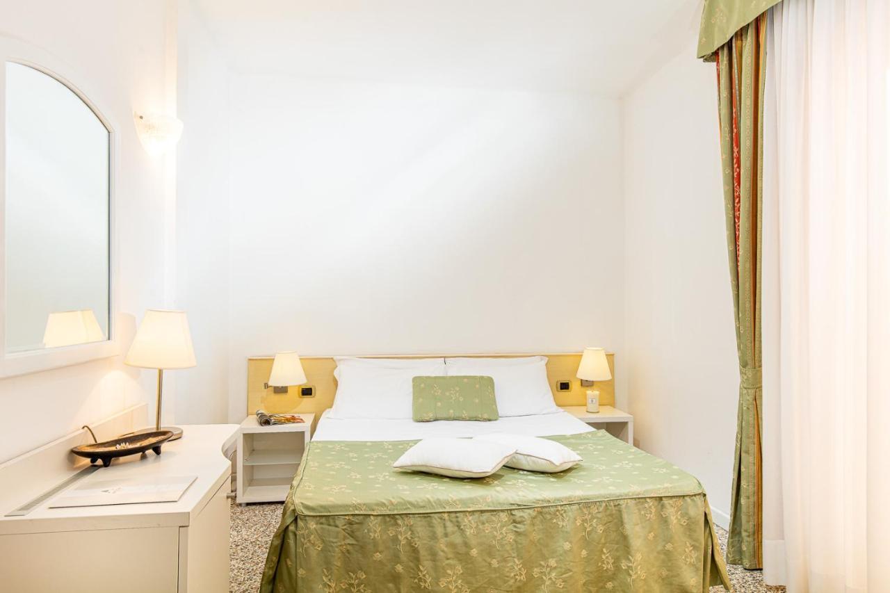 Hotel Karinzia กาออร์เล ภายนอก รูปภาพ