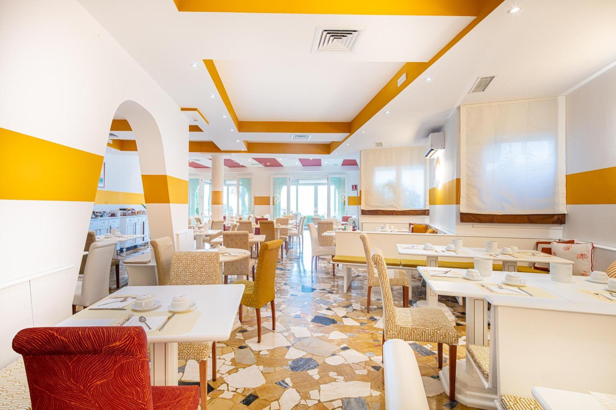 Hotel Karinzia กาออร์เล ภายนอก รูปภาพ